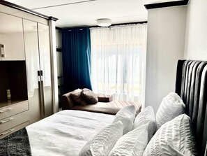 3 bedrooms, iron/ironing board, WiFi, bed sheets