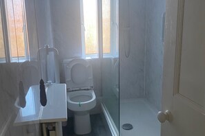 Douche, articles de toilette (gratuits), séchoir à cheveux