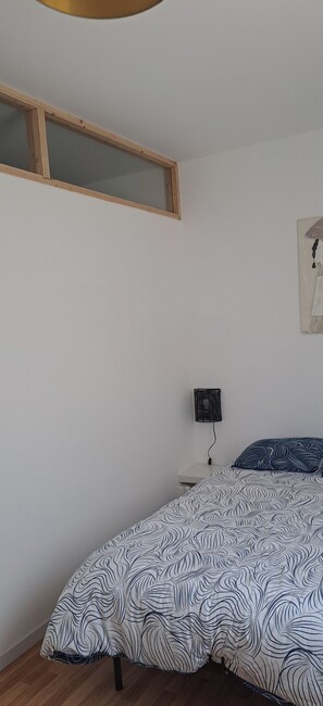 1 habitación, tabla de planchar con plancha, wifi y ropa de cama