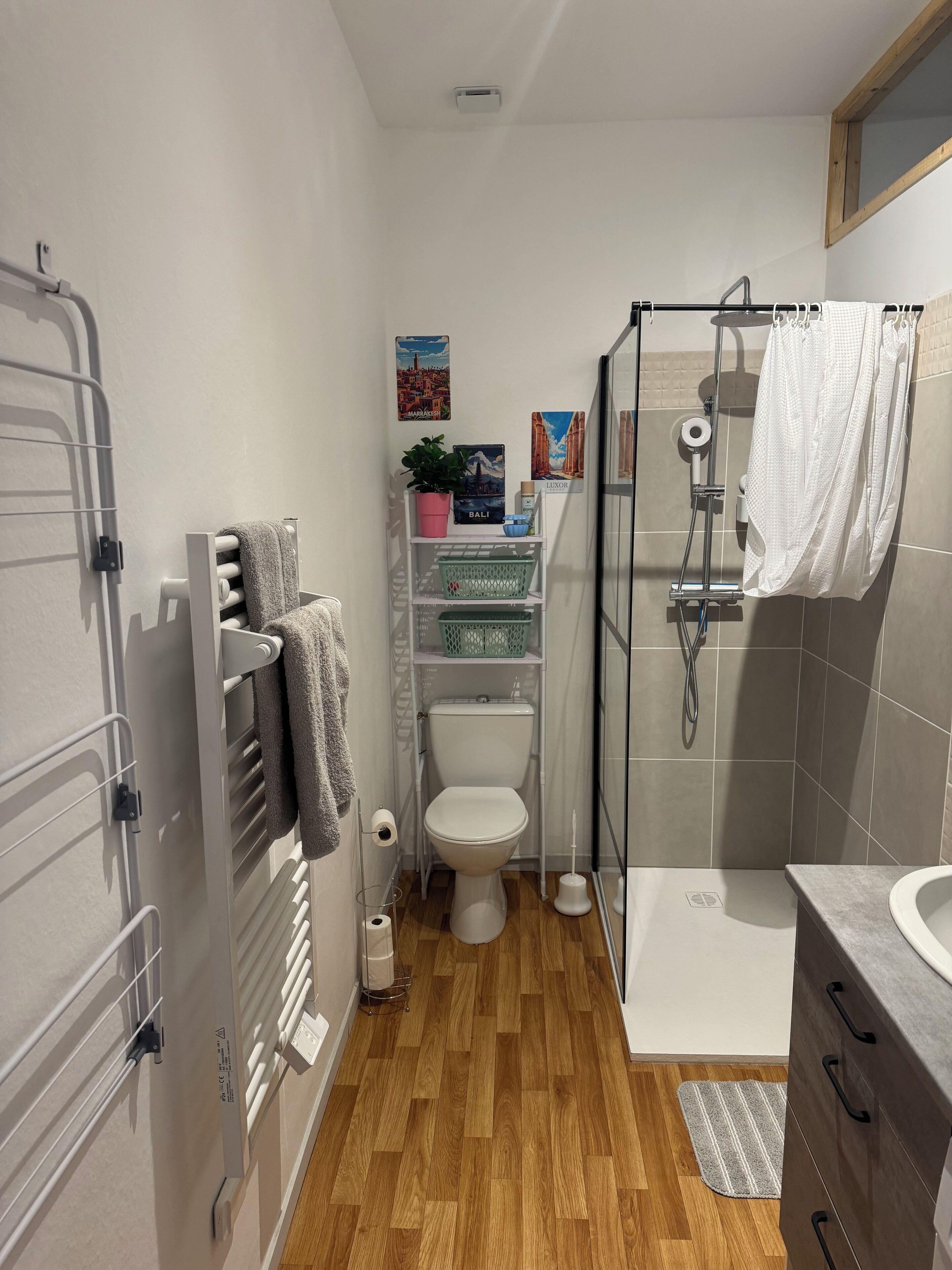 Ducha, secador de pelo, toallas y champú