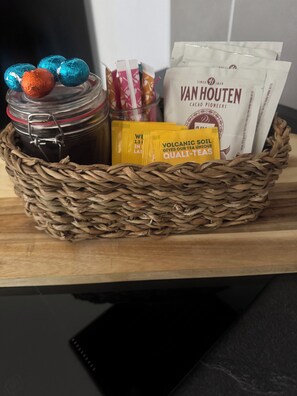A wicker basket containing a jar, tea bags, and chocolate eggs. - "Mb5" Comfortable stage-T2 whole+Private parking lot  (Damparis)