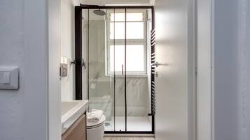 Studio, 1 tweepersoonsbed | Badkamer | Een douche, gratis toiletartikelen, een haardroger, een bidet