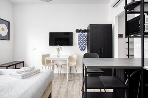 Studio, 1 Double Bed | Laptop workspace, iron/ironing board, free WiFi, bed sheets