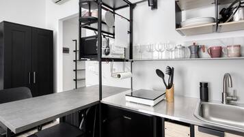 Studio, 1 tweepersoonsbed | Privékeuken | Een koelkast, een magnetron, een kookplaat, een waterkoker