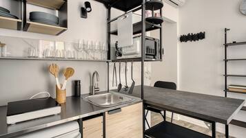 Studio, 1 tweepersoonsbed, balkon | Privékeuken | Een koelkast, een magnetron, een kookplaat, een waterkoker