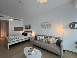 1 bedroom, iron/ironing board, WiFi, bed sheets - Chic studio in cool Yas Island, Abu Dhabi with WiFi, AC, fitness room (Abu Dhabi)