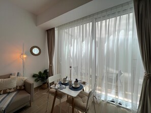 Dining - Chic studio in cool Yas Island, Abu Dhabi with WiFi, AC, fitness room (Abu Dhabi)