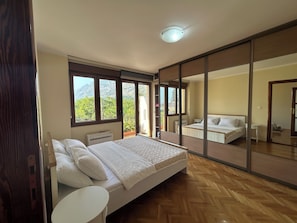2 chambres, fer et planche à repasser, Wi-Fi, draps fournis