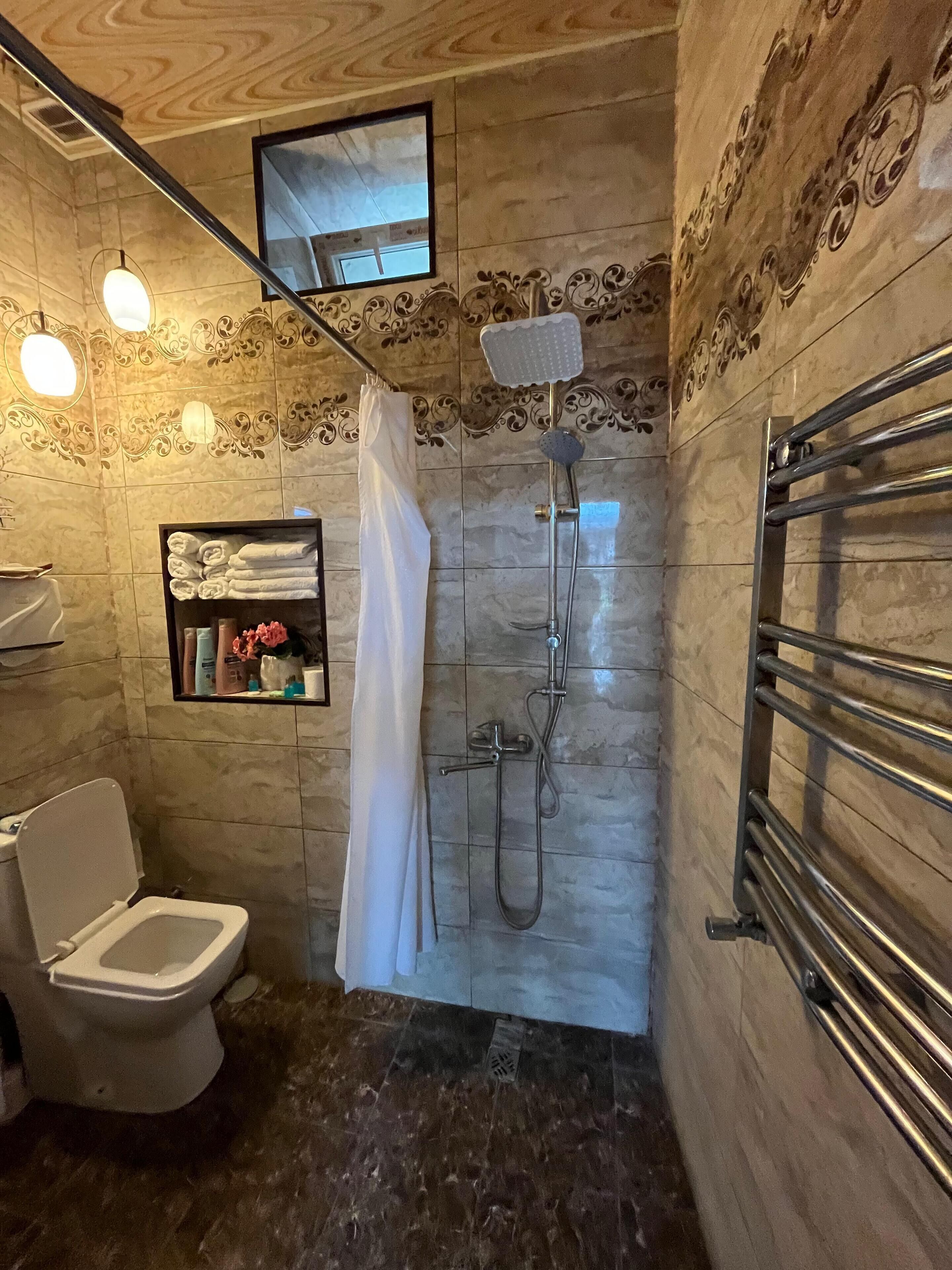 Douche, sèche-cheveux, bidet, serviettes fournies