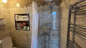 Douche, sĂšche-cheveux, bidet, serviettes fournies