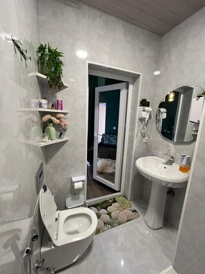 Dusche, Haartrockner, Bidet, Handtücher