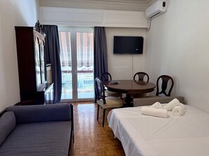 Apartamento, balcón | Zona de estar | Televisión de pantalla plana de 30 pulgadas con canales digitales