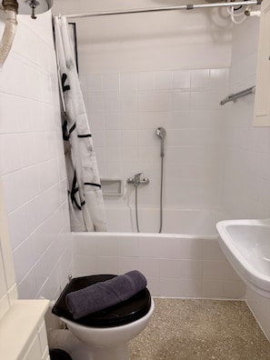 Apartment, Balcony | Bathroom | Bathtub, hair dryer, towels, soap