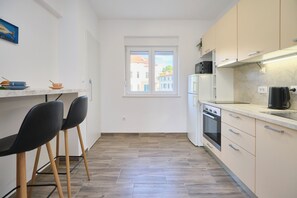 Fridge, microwave, oven, stovetop - LAV Central Apartment by Litto (Split)