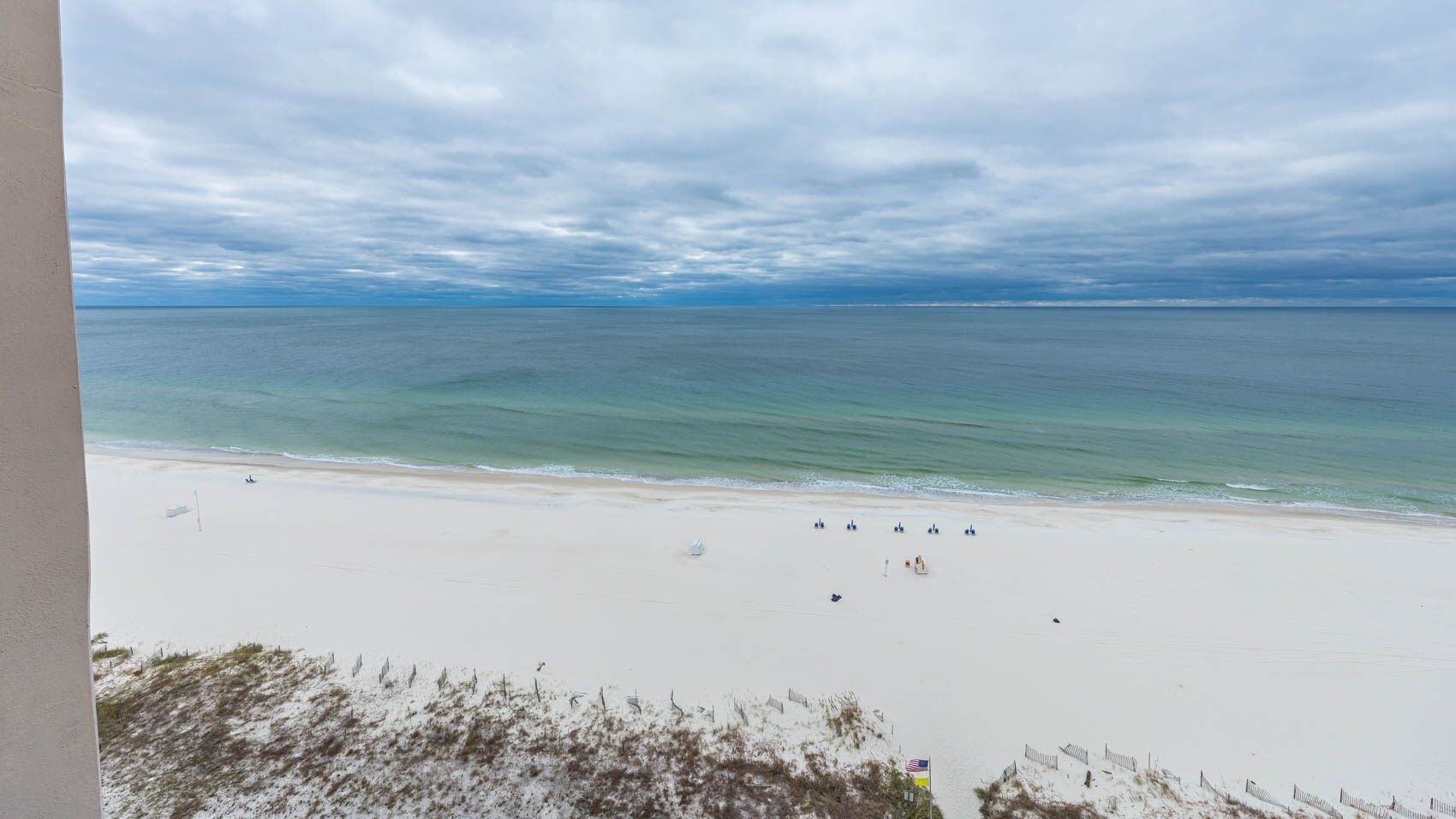 Een strand met helder uitzicht op de oceaan en een zandstrand.