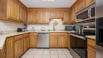 Condo, 3 Bedrooms | Private kitchen | Fridge, oven, coffee/tea maker