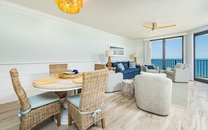 Condo, 3 chambres | Intérieur