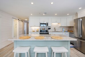 Condo, 3 habitaciones | Cocina privada | Refrigerador, horno y cafetera y tetera 
