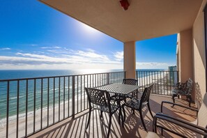 Apartamento, 3 habitaciones | Restaurante al aire libre