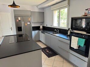 Réfrigérateur, micro-ondes, four, plaque de cuisson
