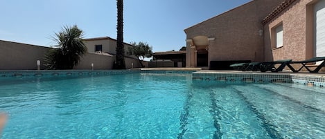 Utomhuspool och uppvärmd pool