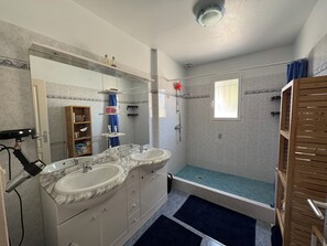 Shower, hair dryer, toilet paper - House 100 m2, with heated swimming pool (Pomérols)