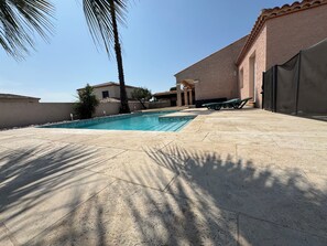 Outdoor pool, a heated pool - House 100 m2, with heated swimming pool (Pomérols)