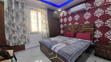 3 bedrooms, bed sheets