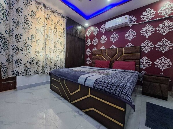 3 bedrooms, bed sheets