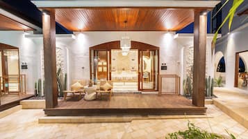 Deluxe Room with Pool View | Meja kerja, Wi-Fi gratis, dan seprai linen