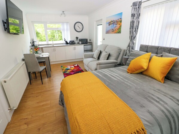 1 bedroom, individually decorated, individually furnished, free WiFi