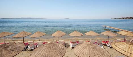 Plage, chaises longues