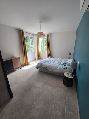 4 bedrooms, travel cot, bed sheets