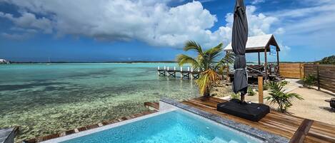 Alberca al aire libre y alberca climatizada