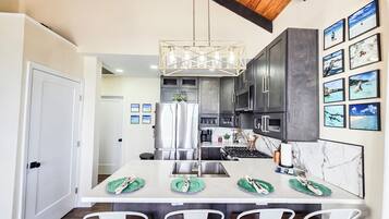 Coffee/tea maker, fridge, microwave, oven
