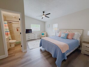 3 bedrooms, desk, iron/ironing board, free WiFi - The Honu Hideaway - 3-Bedroom modern home, sleeps 8, in sunny South Daytona (South Daytona)