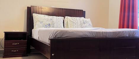 1 habitación, tabla de planchar con plancha y wifi