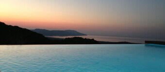 Architect-designed house with sea view, 10 minutes from the beach. Infinity pool.Jacuzzi. BBQ