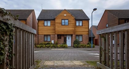 10 Guests - 5 Bedrooms - Free Parking - Lux House