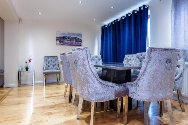 Dining - 10 Guests - 5 Bedrooms - Free Parking - Lux House (Milton Keynes)