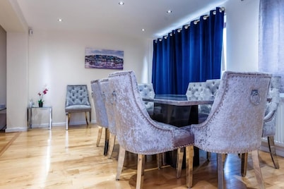 10 Guests - 5 Bedrooms - Free Parking - Lux House