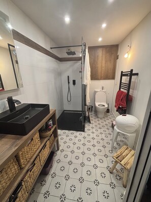 Dusj, hårføner og håndklær