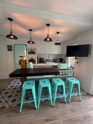 ثلاجة، ميكروويف، فرن، موقد طهي مسطح