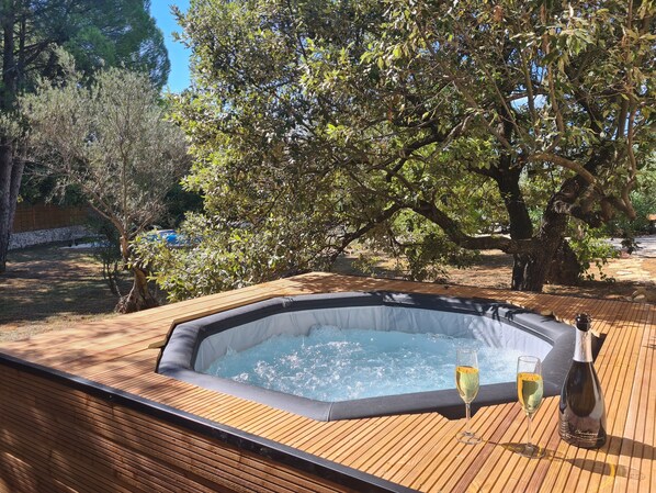 Outdoor spa tub