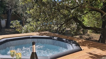 Outdoor spa tub