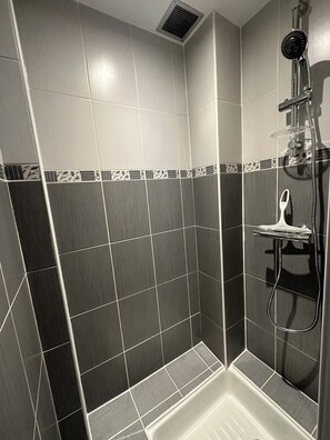 ヘアドライヤー、タオル、トイレットペーパー