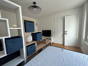 1 chambre, fer et planche à repasser, draps fournis
