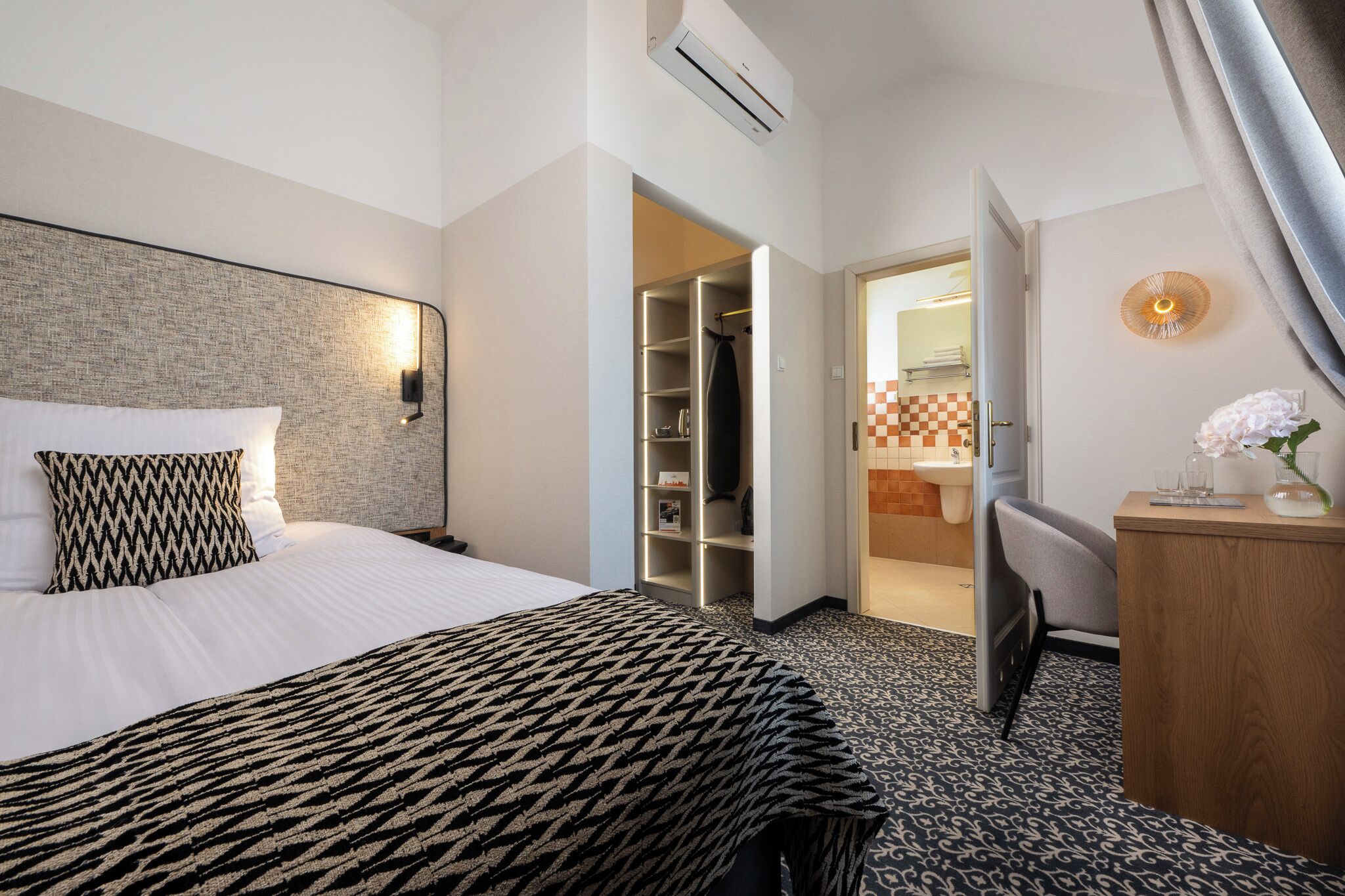 Standaard eenpersoonskamer | Een kluis op de kamer, een bureau, een strijkplank/strijkijzer