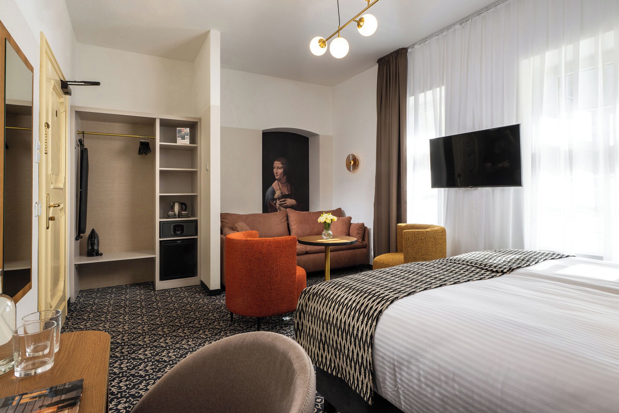 خزنة داخل الغرفة ومكتب ومكواة/لوح كي وواي فاي مجانًا