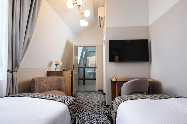 Kamar Double atau Twin Standar | Minibar, brankas, meja kerja, dan setrika/meja setrika